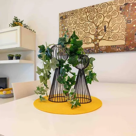 With Huge Swimming Pool And Solarium بيبيوني