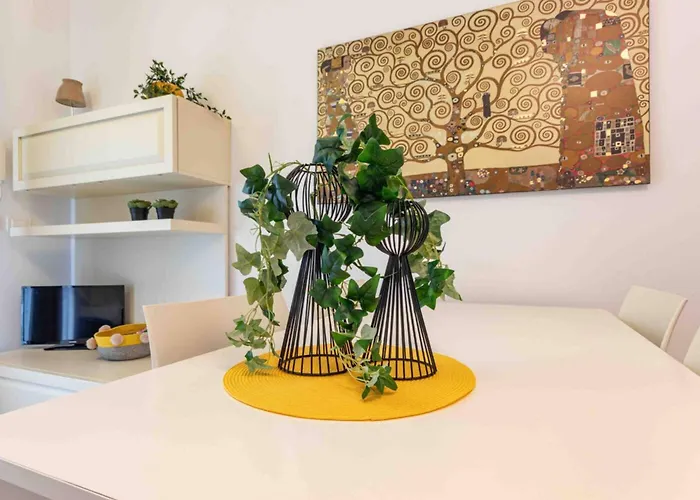 With Huge Swimming Pool And Solarium بيبيوني