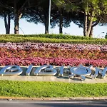 With Huge Swimming Pool And Solarium Апартаменты