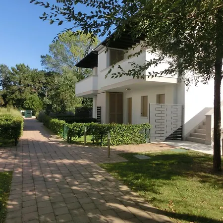 With Huge Swimming Pool And Solarium Apartman Bibione