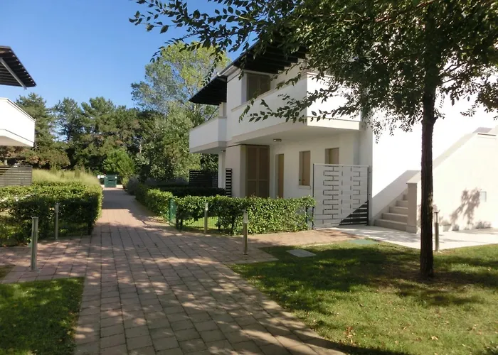 With Huge Swimming Pool And Solarium Apartman Bibione